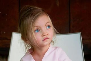 Kdo je ten kluk s kytarou, co zpívá hymnu FC Liverpool? Isaac má šest let a vzácný genetický syndrom - Médium.cz